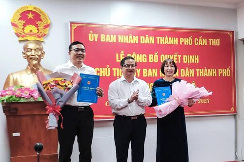 Chủ tịch Cần Thơ trao quyết định công tác cán bộ