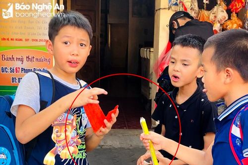Tràn lan bánh kẹo không rõ nguồn gốc trước cổng trường tại Nghệ An