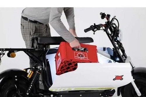 Độc đáo: Xe máy điện có cốp rộng 70 lít, chứa vừa cả két bia!