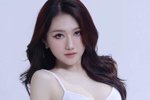 MC 'quốc dân' làng eSports Việt tung bộ ảnh cực 'nóng'