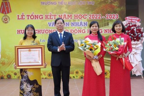 Trường Tiểu học Lộc Thọ đón nhận Huân chương Lao động hạng Nhất