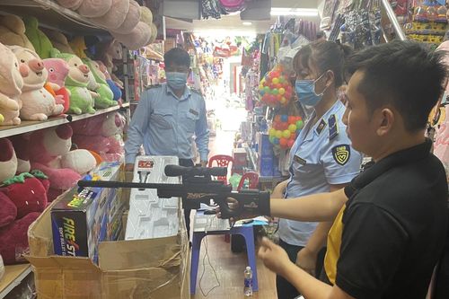 Quản lý thị trường Sóc Trăng thu giữ lô đồ chơi trẻ em mang tính bạo lực