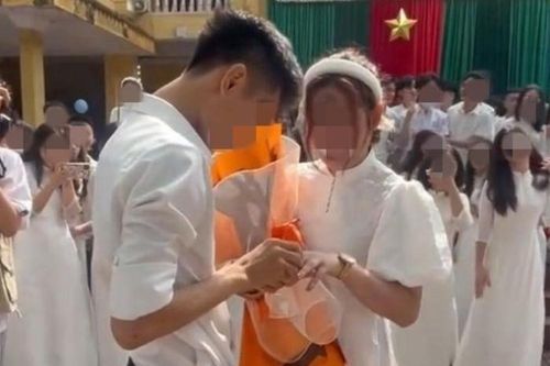 Nữ sinh cấp 3 được bạn trai tặng hoa, trao nhẫn giữa sân trường gây tranh cãi