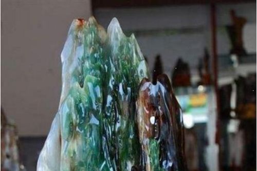 Đem khúc gỗ mục vứt đi ngoài đường về nhà, người đàn ông giật mình sau khi làm sạch nó