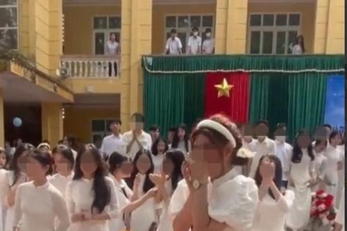 Những vụ nữ sinh cấp 3 được cầu hôn tại trường gây tranh cãi