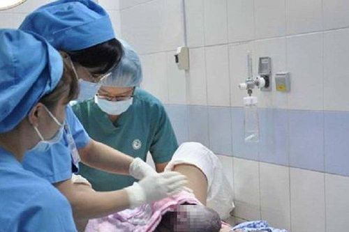 Một sản phụ tử vong tại bệnh viện nghi do thuyên tắc ối
