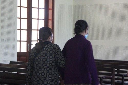 Nỗi đau đớn và bất lực của ông bố, bà mẹ nhìn con vào tù