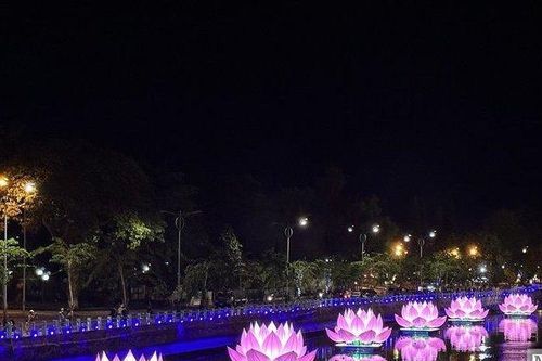 Bình Thuận: Thắp sáng 7 đóa đại sen trên sông Cà Ty mừng Phật Đản