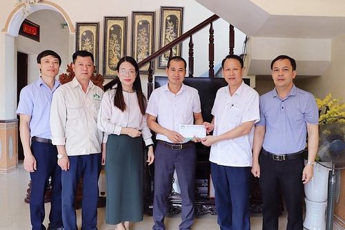 Supe Lâm Thao thăm, tặng quà cho người lao động nhân dịp Tháng Công nhân 2023