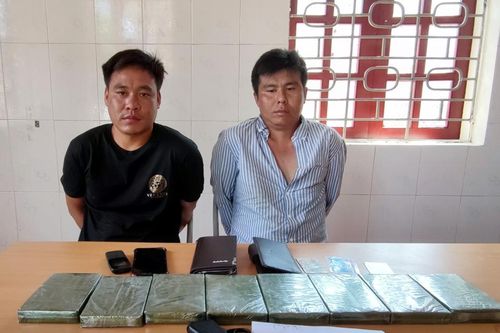 Bắt 2 đối tượng người Lào mua bán, vận chuyển trái phép 8 bánh hêrôin