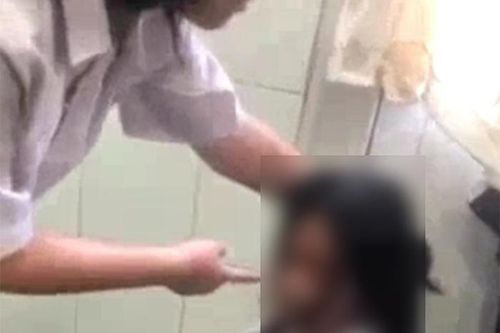 Kỷ luật nhóm nữ sinh đánh bạn trong nhà vệ sinh