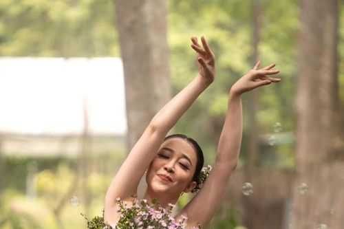 Diễn viên múa Linh Nga đẹp lạ với trang phục từ hoa tươi