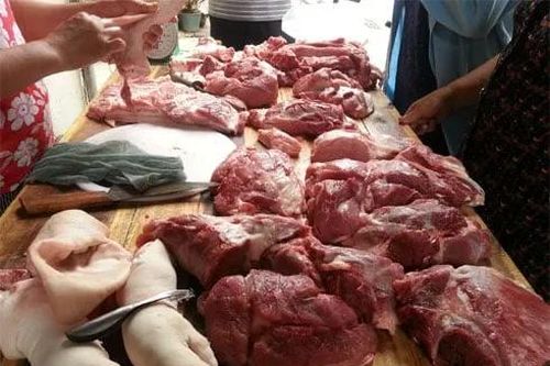 Vì sao người bán hàng dùng giẻ để lau thịt: Rất ít người biết lý do thật sự