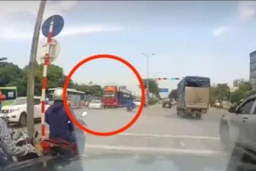 Clip: Đi vào vùng điểm mù, chèn đầu xe 'khủng', ô tô nhận ngay tai họa