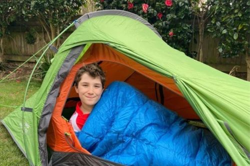 Cậu bé 13 tuổi ngủ lều suốt 3 năm quyên 20 tỷ đồng cho nhà tế bần