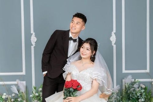 Cầu thủ đội tuyển bóng đá nữ Việt Nam lên xe hoa với đồng nghiệp