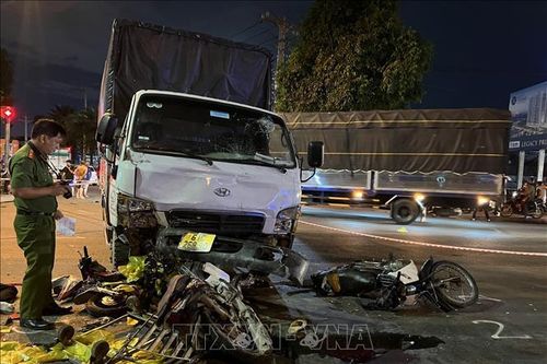 Xe tải tông hàng loạt xe máy dừng đèn đỏ khiến 3 người thương vong