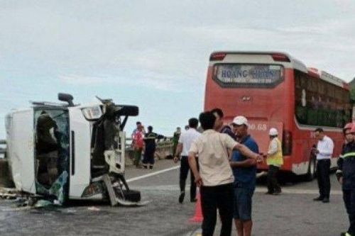 Xe khách tông xe rước dâu trên cao tốc, 1 người tử vong, 4 người bị thương