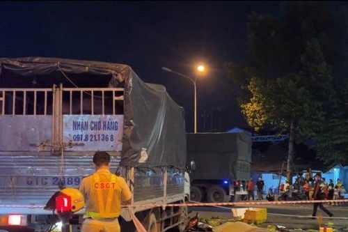 Xe tải tông hàng loạt xe máy đang chờ đèn đỏ, gây chết người