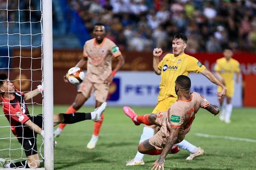Vòng 9 V.League 2023: Trọng tài lại bị... việt vị