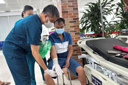 Người đàn ông nghi nhiễm hóa chất gây hoại tử thịt vì nước lau kính