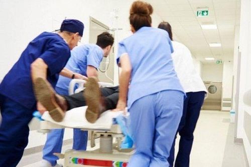 Đang đi trên đường, người đàn ông bất ngờ đột quỵ, cần lưu ý gì khi thời tiết nắng nóng?