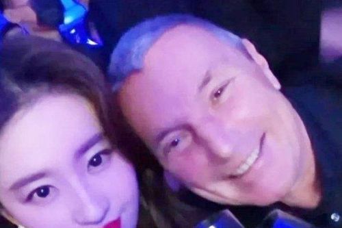 Người đàn ông quyền lực thân mật với Lưu Diệc Phi, gần gũi mỹ nhân Lisa (BlackPink)