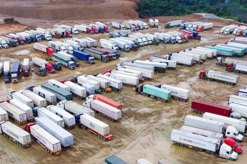 'Nhập khẩu giảm mạnh hơn xuất khẩu có lợi cho thặng dư thương mại'
