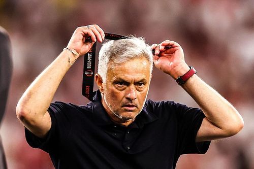HLV Jose Mourinho ném huy chương lên khán đài sau thất bại