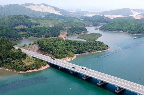 Sông núi tuyệt đẹp trên cung đường nối Hạ Long với cảng hàng không quốc tế