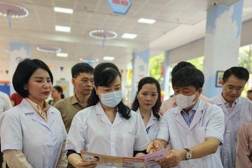 Bộ trưởng Bộ Y tế kiểm tra chiến dịch bổ sung Vitamin A tại Hà Nội