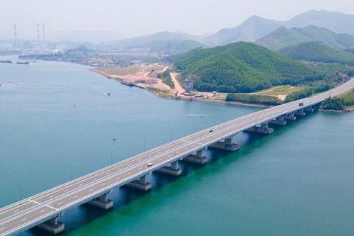 Video Flycam: Sông núi tuyệt đẹp dọc cao tốc Hạ Long - Vân Đồn