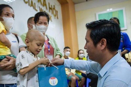 Đoàn TNCQTW Hội Luật gia Việt Nam trao quà cho bệnh nhi nhân ngày 1/6