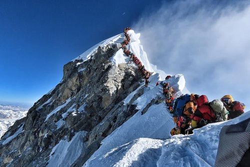Sự thật phía sau cảnh 'tắc đường' lên đỉnh Everest