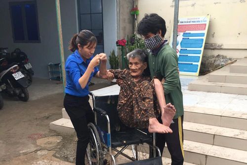 Khoảnh khắc đẹp chiến sĩ, đoàn viên giúp người già đến làm thủ tục căn cước công dân