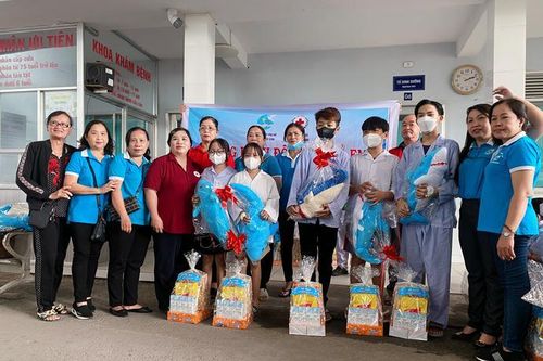 Mang yêu thương cho các em thơ bệnh tật