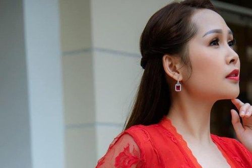 U50 tuổi: 'Gái nhảy' Minh Thư 'hồi xuân' với kiểu váy nhiều cô gái trẻ cũng không dám thử