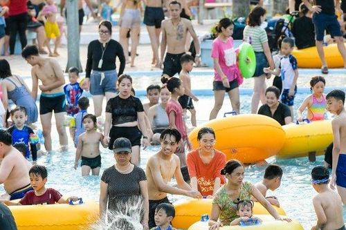 Công viên nước 'thất thủ' ngày nắng nóng oi ả