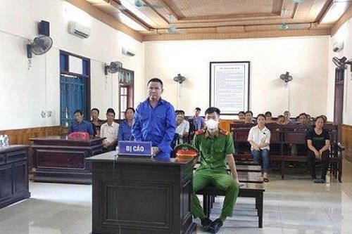 Xét xử vụ bố lỡ tay đâm chết con vì mâu thuẫn gia đình