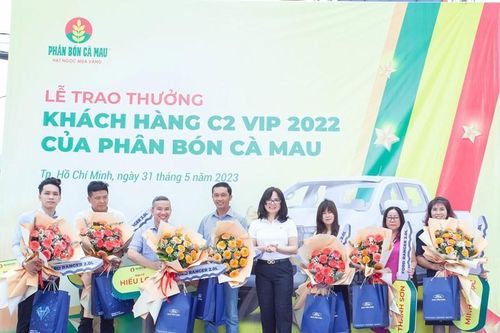 Phân bón Cà Mau trao 7 xe bán tải cho khách hàng xuất sắc