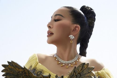 Cựu CEO Forbes Việt Nam diện trang sức của NTK Nhật Linh trên thảm đỏ Cannes