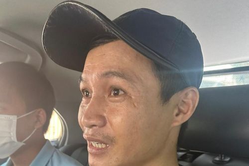Túng tiền đánh bạc, mang súng cùng đồng bọn đi cướp ô tô