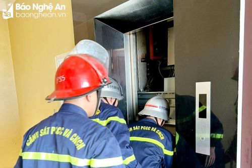 Giải cứu cháu bé bị mắc kẹt trong thang máy gia đình do mất điện đột ngột