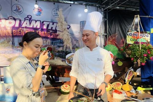 Người dân và du khách háo hức thưởng thức món ngon ở lễ hội ẩm thực