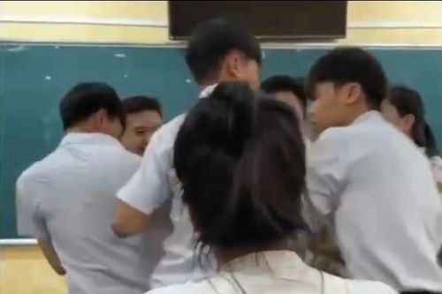 Cô giáo bật khóc khi bị học sinh 'lừa' trong buổi học cuối