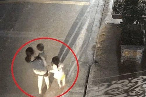 Clip: Tranh cãi cảnh mẹ bế con nhỏ bị lái xe máy lao vào