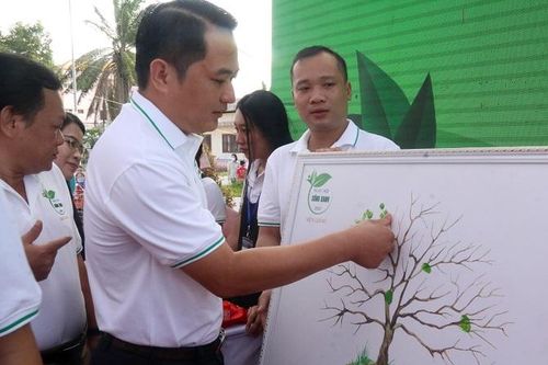 Đổi rác lấy quà ở ngày hội sống xanh tại Kiên Giang