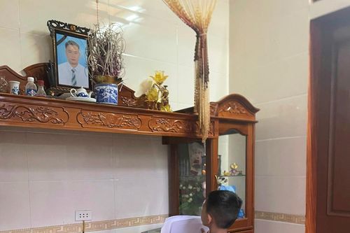 Xúc động hình ảnh cậu bé miền núi khoe giấy khen trước di ảnh bố