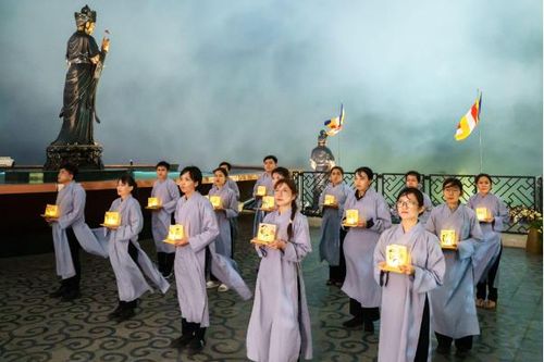 Hàng ngàn du khách và phật tử tới núi Bà Đen dâng hoa đăng mừng lễ Phật đản