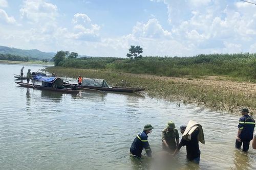 Rủ nhau đi tắm sông, một nam sinh bị đuối nước